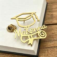 Broche personalizado con forma de birrete de graduación, estilo para mujer, acero inoxidable chapado en oro de 18K, resistente al agua, regalo de joyería personalizada para graduación universitaria - Multicolor - Ver 8