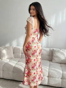 Vestido largo ajustado casual de mujer con estampado floral de rosas rojas, escote en V, volantes y lazo delantero, elegante para invitada de boda, graduación y brunch de verano - Multicolor - Ver 2