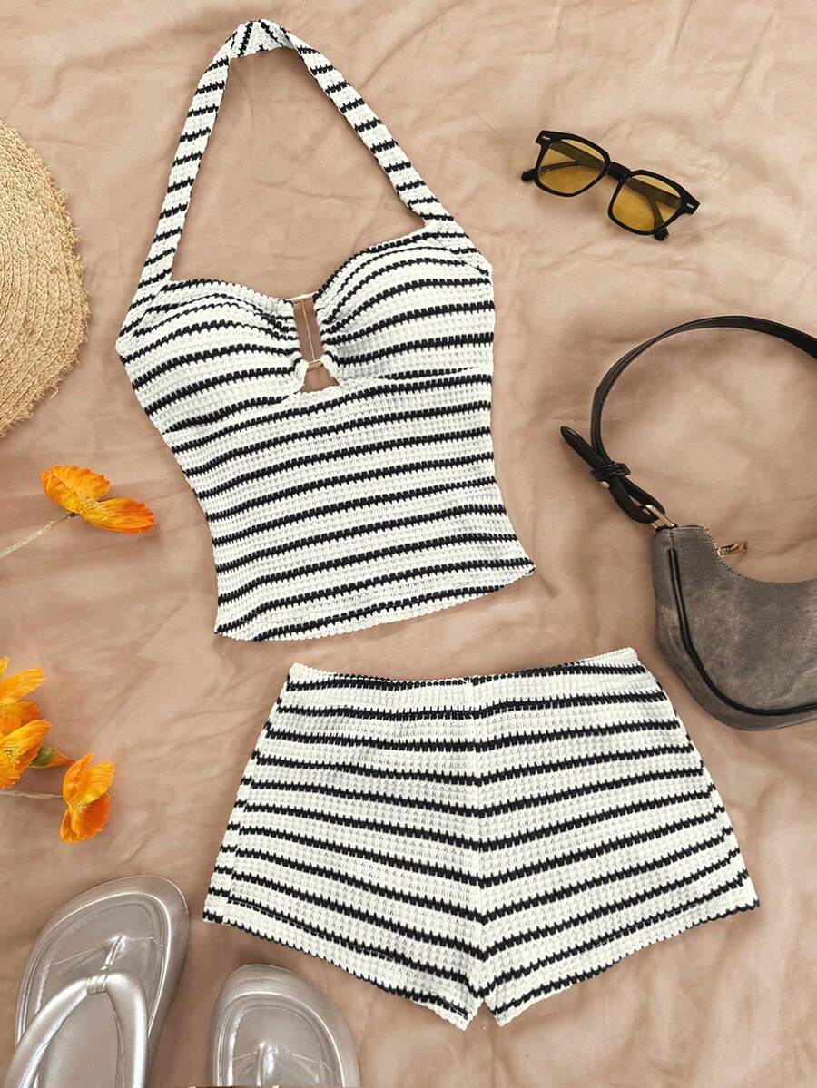 Conjunto Casual de 2 Piezas para Mujer : Top Halter con Volantes a Rayas y Pantalones Cortos - Blanco y Negro - Ver 1