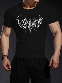 Playera negra con estampado de letras góticas blancas estilo metal extremo para hombres jóvenes con estilo oscuro y atrevido ideal para fans de música underground y cultura alternativa LPKU - Negro - Ver 1