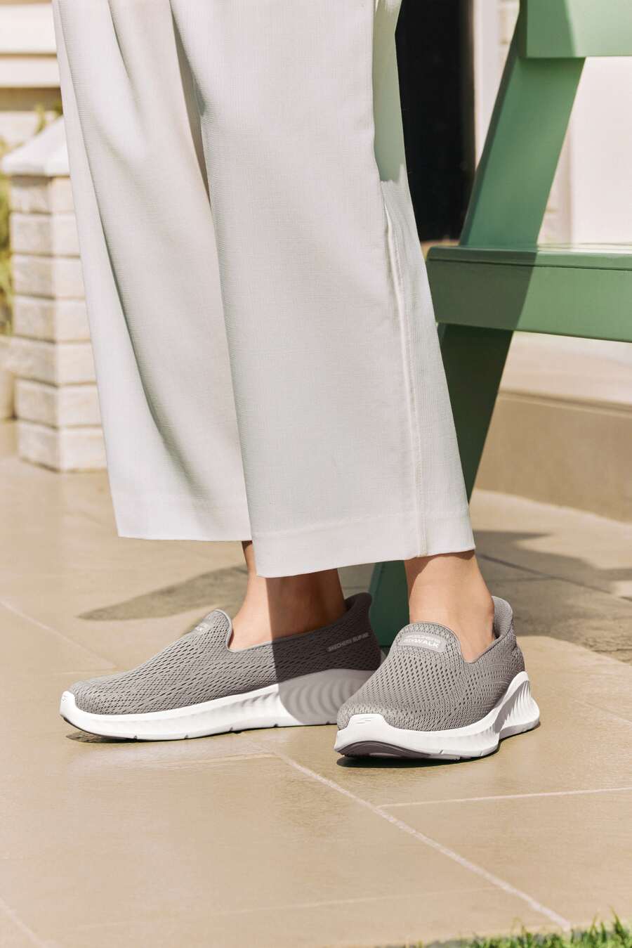 Skechers 休闲套脚运动鞋,轻便透气步行鞋,适合日常穿着和旅行,125644步计数,适合老年人 - 灰褐色 - 查看 1
