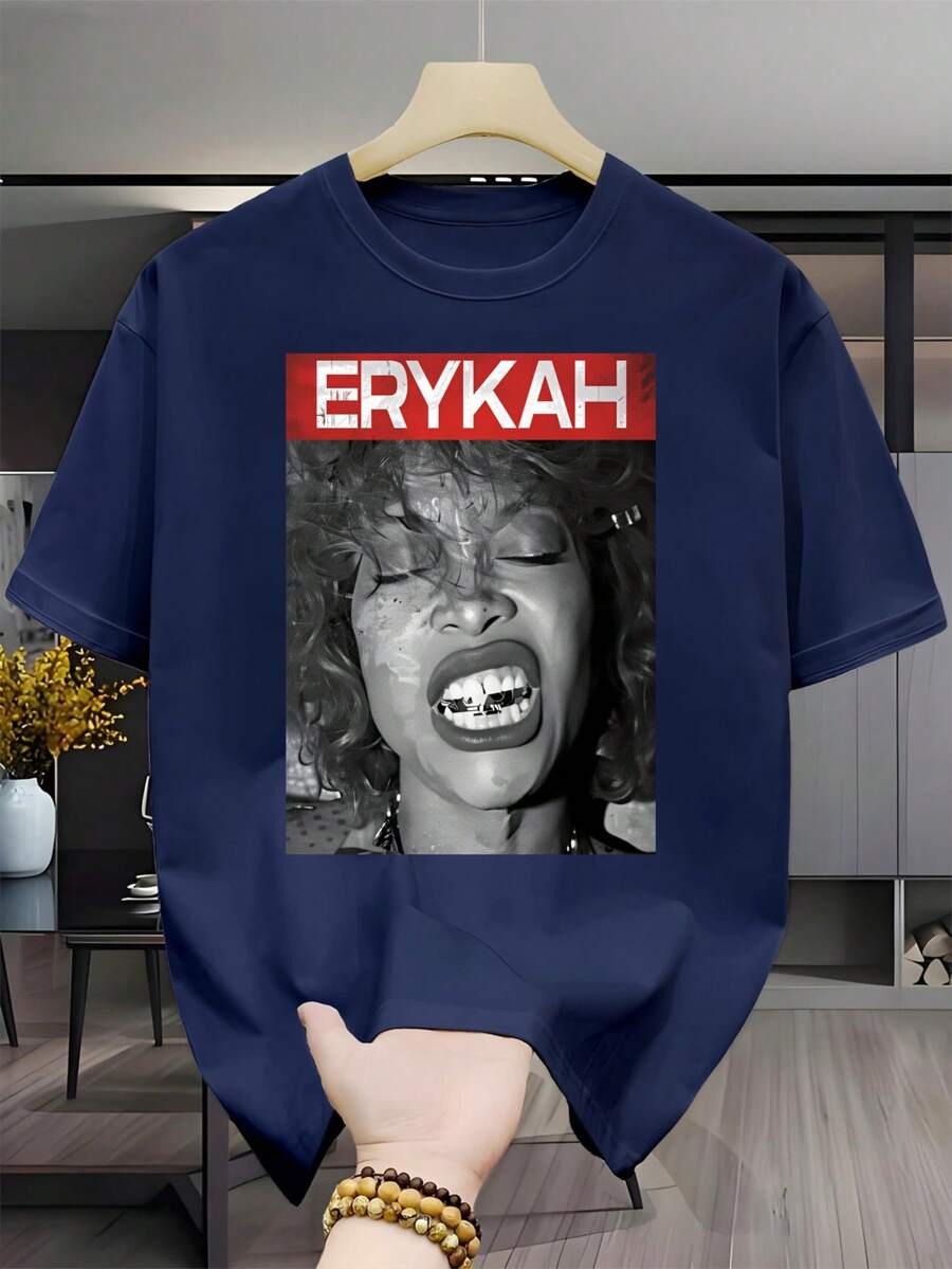 T-shirt casual a maniche corte con girocollo, con ritratto di Erykah Badu e testo rosso, ideale per l'outdoor. Questa T-shirt traspirante e di alta qualità, stampata, è leggermente elasticizzata e facile da pulire. - nero - Visualizzare 1