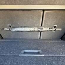 2 piezas Gancho para paraguas en el maletero del coche, gancho de almacenamiento universal para coche, soporte colgante multifuncional para el reposacabezas del asiento trasero, adecuado para paraguas plegables, accesorios organizadores del interior del coche que ahorran espacio, decoración interior del automóvil con adhesivo no destructivo sin perforación - A - Ver 7