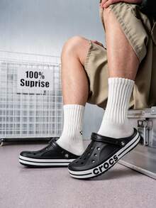 Crocs Dép bít mũi thoáng khí unisex, nhẹ và thoải mái, thích hợp cho cả trong nhà và ngoài trời, kiểu dép thể thao thường ngày, mã sản phẩm 205089-066 - Đen/trắng - Xem 1