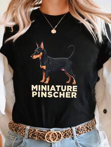 Una camiseta casual de manga corta y cuello redondo con un diseño de un Pinscher en miniatura. Es perfecto para la primavera y el verano y está diseñado específicamente para mujeres. blusas - Negro - Ver 1