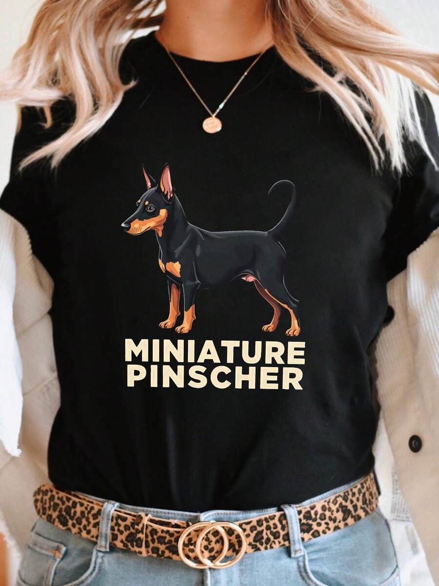 Una camiseta casual de manga corta y cuello redondo con un diseño de un Pinscher en miniatura. Es perfecto para la primavera y el verano y está diseñado específicamente para mujeres. blusas - Negro - Ver 1