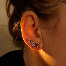 BMOR 1 par de pendientes de alta calidad chapados en oro de 18K hipoalergénicos con patrón de voluta vintage estilo palacio francés, pendientes perforados, joyería de oreja envolvente única - Ganchos para las orejas - Ver 4
