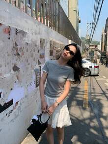 淺灰色夏季素色基本款圓領修身短袖T恤女款對比色荷葉邊下擺短版上衣休閒風 - 淺花灰 - 查看 5