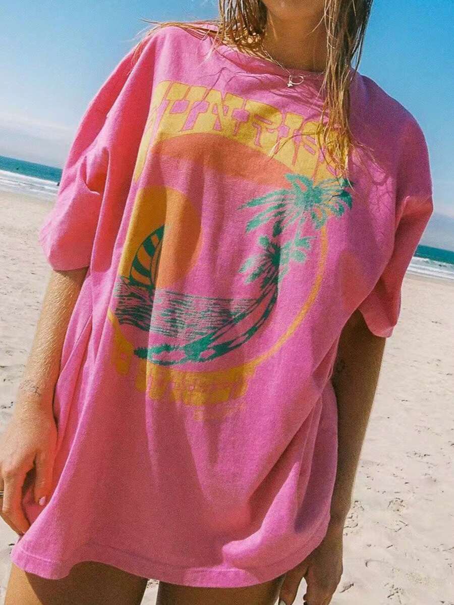 Rosa kortärmad t-shirt i polyester med rund hals för kvinnor, dekorerad med tropiskt mönstertryck, idealisk för sommarutflykter på stranden och för att skapa en söt bohemisk stil. - Skrikrosa - Visa 1