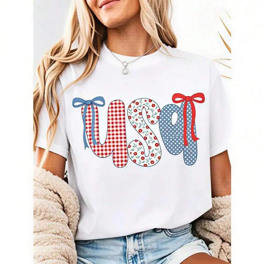 Playera estampada con diseño patriótico USA en estilo patchwork con lazos rojos y azules para mujeres modernas que celebran el espíritu americano con orgullo y estilo casual HMNZ - Blanco - Ver 1