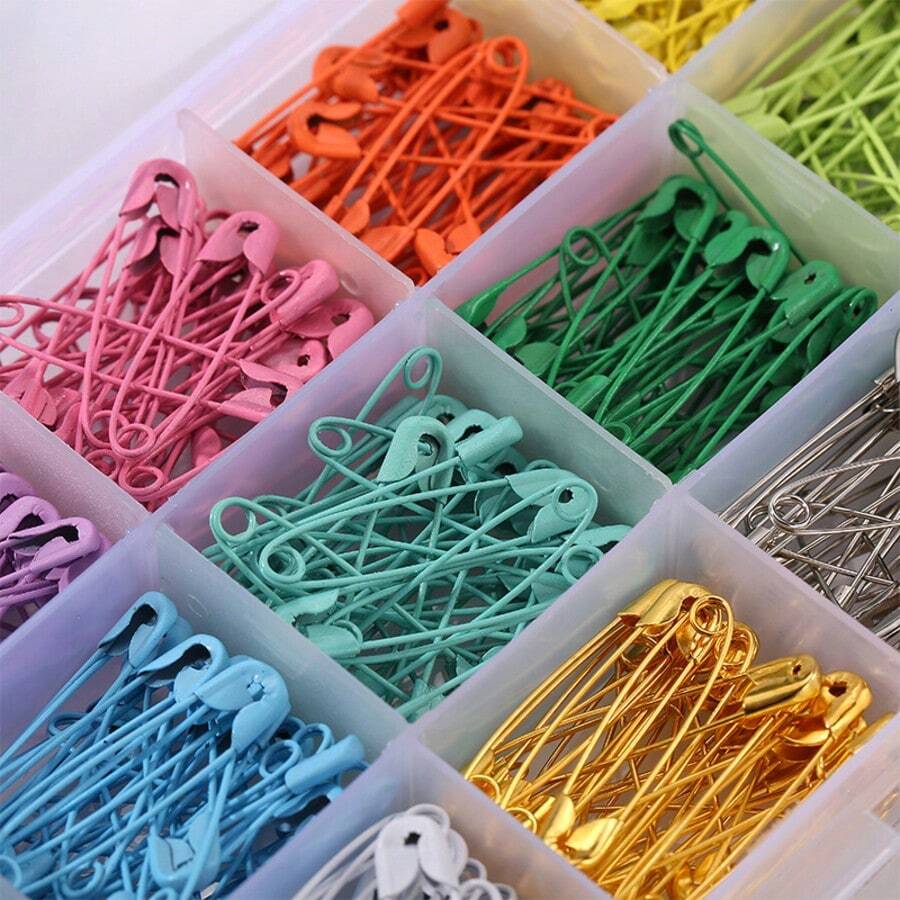 450/350/300入 多色塑膠盒裝彩繪安全針,耐用且絕緣性佳,適合手工藝、縫紉及多種用途,亦可用於收納手工藝用品,鮮豔強韌耐用扣夾 - 套裝 - 查看 1