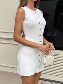 Vestido corto de punto ligero de estilo minimalista y casual para la primavera/verano, con cuello en V, botones metálicos y sin mangas, para uso diar - Blanco - Ver 6