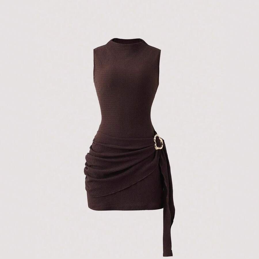 Women's Sleeveless Short Dress With High Neck And Texture, Featuring A Draped Belt, Side Ruching, An Irregular Metal Ring Buckle, And A Bodycon Style. - 深棕色 - 查看 1