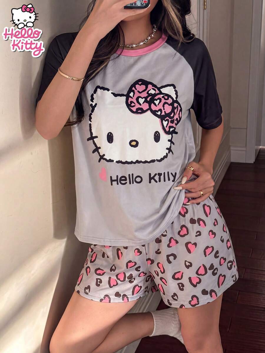 SANRIO KT Cat 两件套睡衣套装 - 插肩袖豹纹蝴蝶结T恤 + 配套短裤，宽松版型，弹力亲肤，甜美休闲风，适合室内外穿着