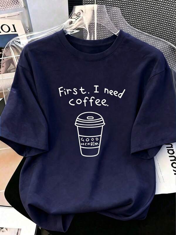 1件女款休閒短袖T恤，「First I Need Coffee」趣味字母與咖啡杯圖案印花，柔軟透氣圓領夏季T恤