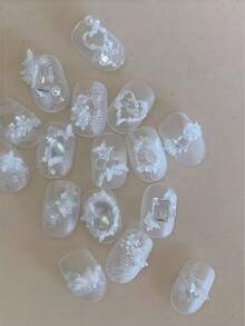 新款 3D 夢幻蝴蝶花環復古圖案花卉婚禮美甲模具 - 無色 - 查看 2