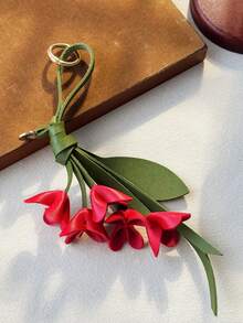 1 Stück Damen Kunstleder Blumen Taschenanhänger Schlüsselanhänger Geschenk, handgefertigter roter Maiglöckchen Schlüsselring, geeignet für tägliche Kombination mit Taschen, Kleidung, Rucksäcken und Autoschlüssel Dekoration Zubehör, Frühlings Rucksack Dekoration Schlüsselanhänger, Taschenanhänger, perfekt für die Abschlusszeit, Schulanfangzeit, perfektes Geschenk für Freunde - Verschiedenfarbig - Übersicht 5