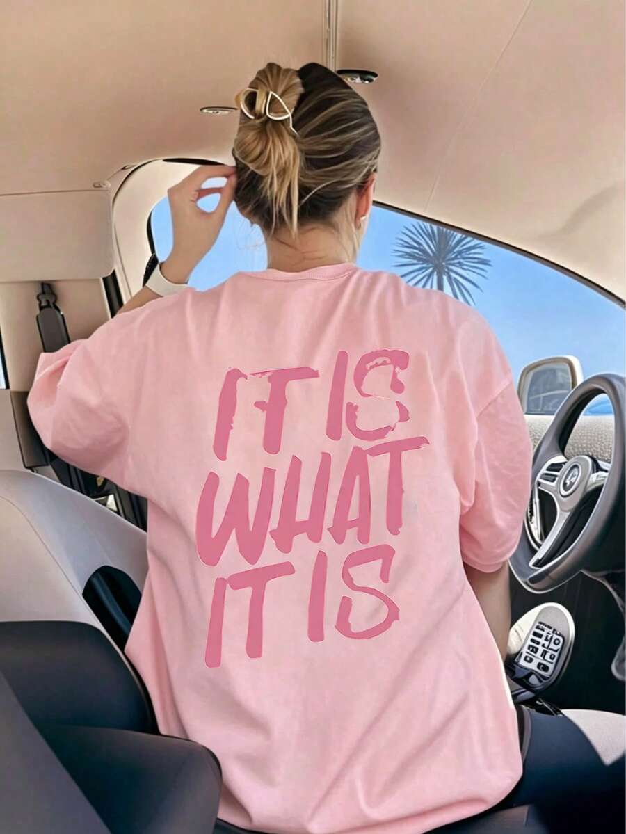 女款大尺碼休閒T恤 | 「It Is What It Is」字母印花,休閒圓領短袖,女款T恤,大尺碼夏季服飾,粉紅色 - 粉色 - 查看 1