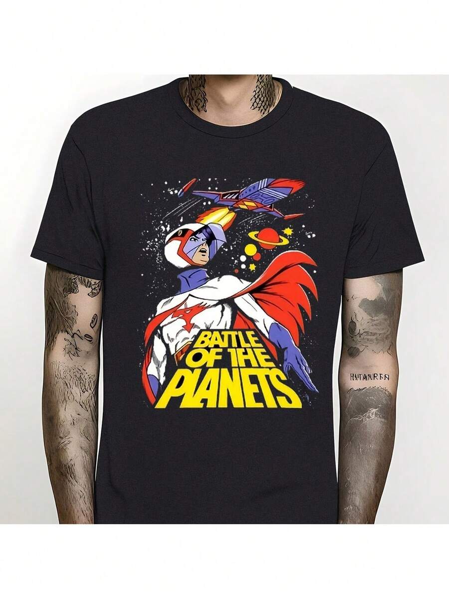 Camiseta Gráfica "Batalla de los Planetas" para Hombre - Diseño Atrevido y Colorido con Personaje en Traje Azul y Capa Roja, además de Naves Espaciales y Estrellas - Camiseta Casual de Algod - Negro - Ver 1