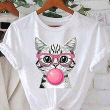 Camiseta de Mujer PlayfulCatwithPinkGlasses&BubbleGum, presenta un estampado gráfico vívido y llamativo que se mantiene nítido y resistente a la decoloración, con una impresión duradera que - Blanco - Ver 1