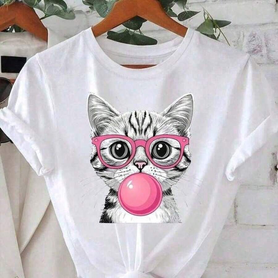 Camiseta de Mujer PlayfulCatwithPinkGlasses&BubbleGum, presenta un estampado gráfico vívido y llamativo que se mantiene nítido y resistente a la decoloración, con una impresión duradera que - Blanco - Ver 1