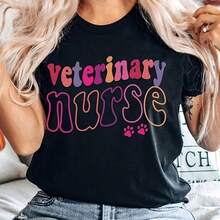 Camiseta de Enfermera Veterinaria, Regalos para Veterinarios, camiseta de algodón 100% de alta densidad. Estampado de mariposas. Tallas unisex. Camiseta inspiradora de cuello redondo. Lindo - Negro - Ver 1