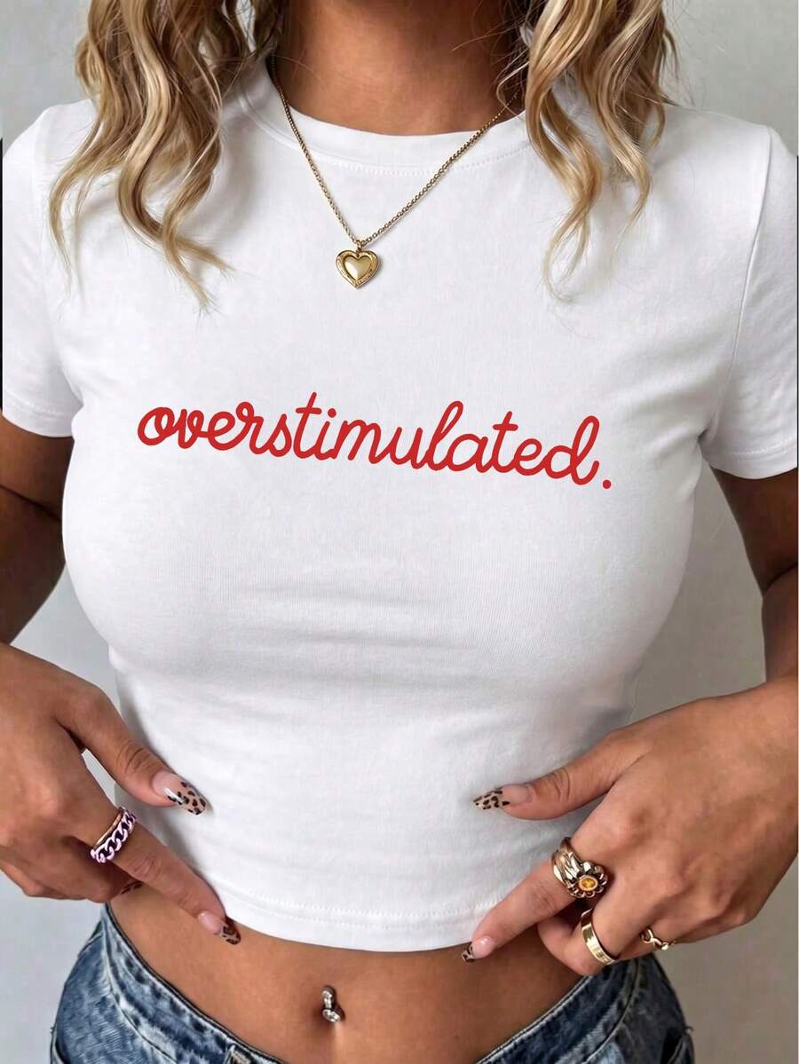 修身圓領短版上衣,印有「Overstimulated.」標語,極簡時尚,柔軟舒適,適合日常休閒穿著 - 白色 - 查看 1