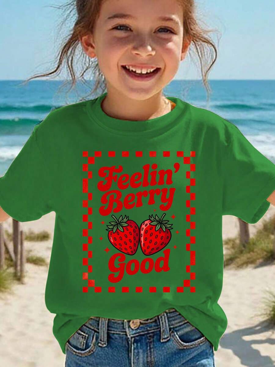 Camiseta de manga corta para chicas, estilo veraniego, con la inscripción "Feelin' Berry Good", estampado de fresas, diseño de dibujos animados, top casual versátil NY-DX9590 - Verde Oscuro - Ver 1