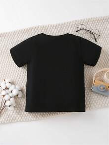 La marca SHOWTLY, una prenda emblemática para los graduados de 2026: una camiseta morada con lentejuelas brillantes que presenta elegantes diseños en letra cursiva y tipográfica, incluyendo - Negro - Ver 3
