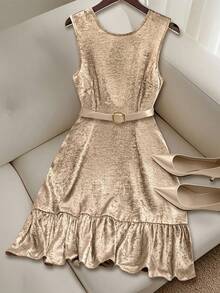 Vestido casual mini de mujer con tirantes de amarre, espalda descubierta, sin mangas, corte evasé y dobladillo con volantes - Dorado - Ver 1