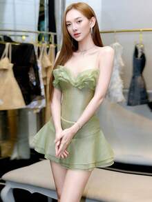 YeonC 優雅女款綠色A字迷你洋裝，無袖細肩帶露背設計，半透明梭織面料製成，胸前荷葉邊細節，適合夏季派對穿搭，女款約會之夜雞尾酒洋裝 - 綠色 - 查看 3