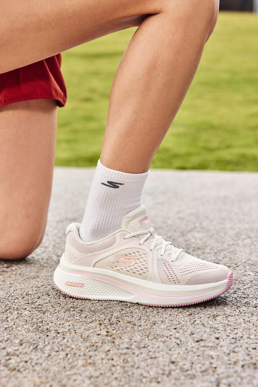 Skechers 2026春季新款女鞋 简约舒适休闲鞋 GO RUN ELEVATE 2.0 女式跑步鞋 休闲鞋 129005-NTPK - 自然色/粉紅色 - 查看 1