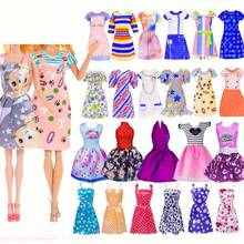 Set di 50 pezzi di vestiti e accessori per bambole di moda da 11,5 pollici, inclusi cappotto di pelliccia, abito da sposa, abito slip di moda, outfit, bikini, adatto per bambole da 30 cm come regalo (bambola non inclusa) - Stili di abbigliamento casuali - Visualizzare 4
