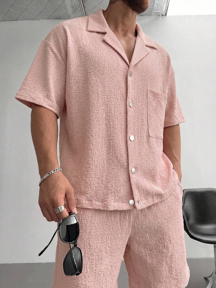 男士兩件式休閒套裝,新款時尚翻領短袖純色寬鬆短襯衫與短褲套裝,仿亞麻紋理布料,附口袋,適合居家、日常穿著與戶外通勤 - 粉色 - 查看 1