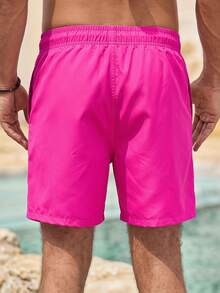 Mercer Haus Pantalones cortos de playa con cordón en cintura de unicolor para hombre, diseño minimalista de vacaciones, hawaiano - Rosa Fucsia - Ver 2