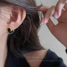 1 Pair Heart-Shaped Earrings - Subtle Retro Design With A Touch Of Minimalism, Exuding Sophisticated Elegance - Black - View 2