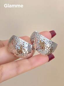 1對金屬錘紋寬版C型耳環，奢華通勤百搭耳環，適用派對、舞會與晚宴場合 - 銀色 - 查看 6