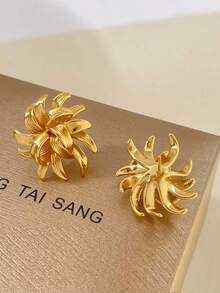 1 Pair Carved Floral Stainless Steel Gold Stud Earrings | Lightweight Floral Earrings Elegant Gold Flower Studs | 2D 3D Petal Banquet Jewelry Wedding Party & Daily Wear - Gold - View 4