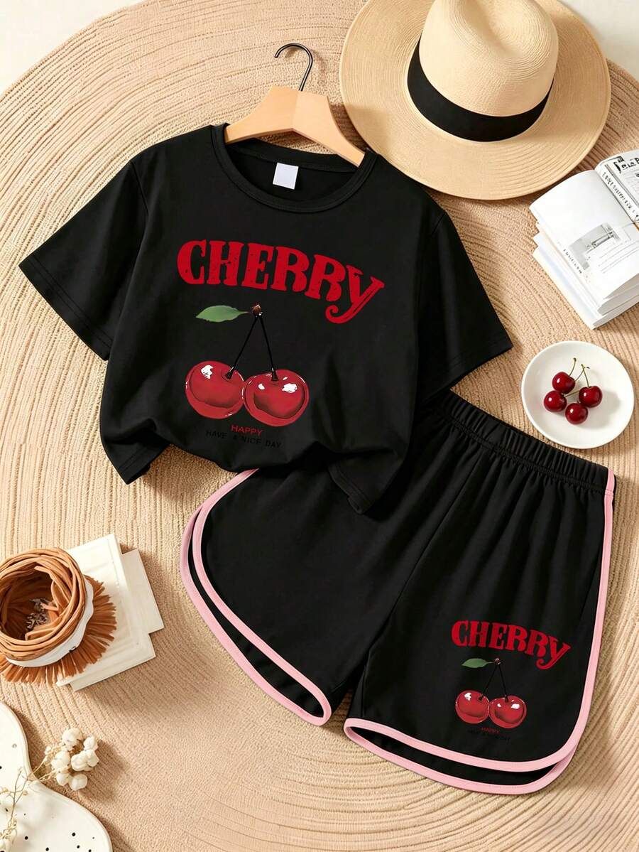 2件組女孩休閒套裝，「CHERRY」&紅色櫻桃印花T恤，搭配櫻桃印花海豚短褲，適合返校季節，夏季穿著 - 黑色 - 查看 1