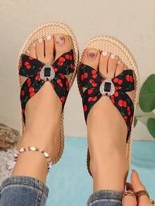 1 Pair Women's Summer Flat Sandals, Cherry Print Fabric Bow + Heart Rhinestone Decor, Cherry Ditsy Floral Fabric Upper, Non-Slip Faux Straw Texture Rubber Flat Sole, Toe-Post Slip-On Backless, Fresh Sweet Fruit Style, Versatile Soft Sole Sandals For Home, Beach, Shopping, Grocery, Seaside Vacation - Black - View 4