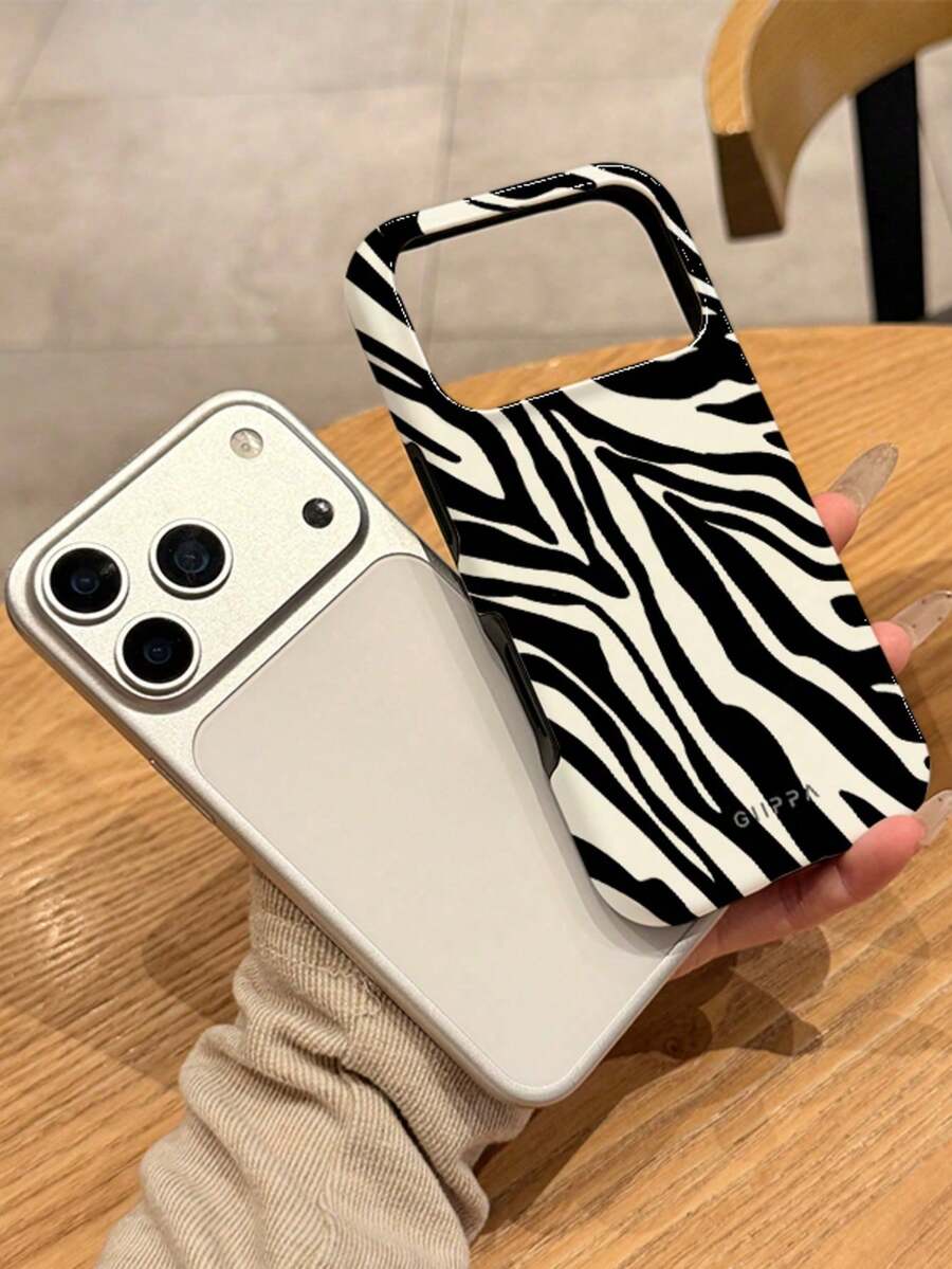 A Stylish Phone Case That Does Not Include A Lanyard Or Stand. This Phone Case Features A Zebra Print Design In Navy And Beige And Is Compatible With The  17 Pro, 16 Pro, 15 Pro, And 14 Pro. A Stylish And Unique Korean-Style Phone Case Is Also Available, Compatible With The  11, 12, 13, 14, 15, And 16 Pro Plus. Its Elegant Design Is Suitable For Both Men And Women. It Makes A Great Gift For Girlfriends On Christmas, Valentine's Day, Easter, Wedding Season, And Birthdays. - 黑與白 - 查看 1