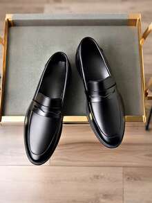 Novos Sapatos Sociais Casuais Masculinos, Sapatos de Negócios Macios, Plus Size Plus Size, Estilo Britânico Brilhante, Sola Macia Versátil, Sapatos Sociais Masculinos Respiráveis e Confortáveis com Bico Largo Adequados para Escritório e Trabalho - Preto - Visão 1