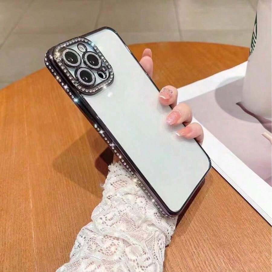 Una funda de teléfono elegante de color sólido con piedras brillantes alrededor. Viene con una protección para la lente y se puede usar al salir. Puede ser regalado a sus amigos, familiares y seres queridos. La funda para teléfono adecuada para la serie. - Negro - Ver 1