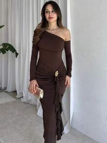 Vestido unicolor manga larga hombro asimétrico, alforzas, corte bodycon, estilo euroamericano, novedad otoño 2026 - Marrón - Ver 1