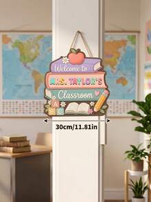 1 pièce Panneau de bienvenue en bois personnalisé avec livres empilés pour la salle de classe, décoration murale de porte avec nom d'enseignant personnalisé, cadeau de remerciement pour enseignant d'anglais, rentrée scolaire, panneau de bienvenue pour nouvel enseignant, essentiel de salle de classe, cadeau pour la fête des enseignants - Multicolore - Voir 3