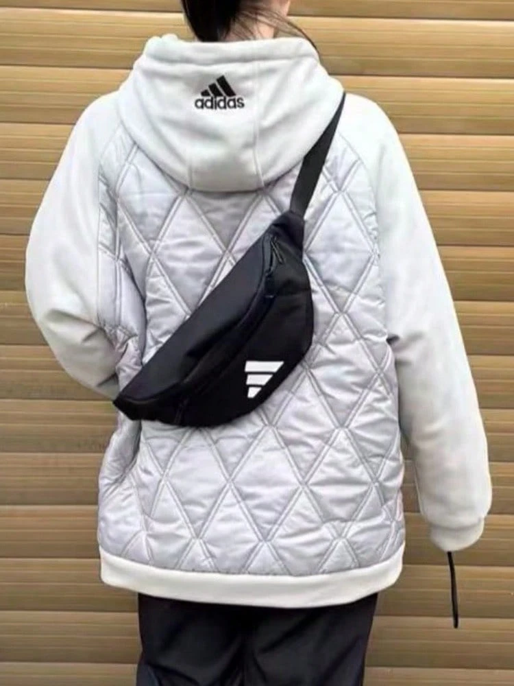 Adidas حقيبة خصر أديداس ESSENTIALS مزينة بالشعار، مريحة، كاجوال ومتعددة الاستخدامات للنساء، باللون الأسود. - الأسود - مشاهدة 1