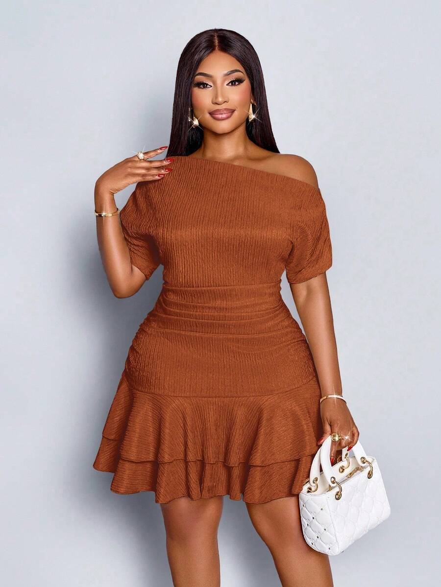 Elegant Mini Dress For Parties And Daytime Events, Featuring An Asymmetrical Neckline, Long Sleeves, Gathered Details, And A Double Ruffle, Made Of Apricot-Colored Knit Fabric For Women. - 棕色 - 查看 1