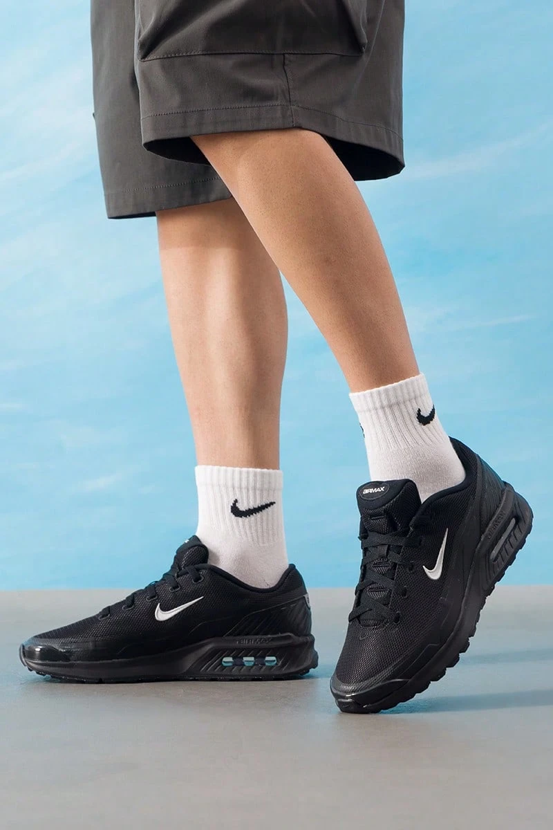 Nike 男款休閒鞋 AIR MAX BIA SE 戶外運動日常通勤休閒鞋 舒適緩衝日常休閒運動鞋 IM5072-001 - 黑/金屬銀 - 查看 1