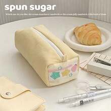 Este estuche de lápices de peluche con diseño de sándwich de fresa es una bolsa de almacenamiento dulce y linda para las damas, perfecta para guardar lápices, pinceles de maquillaje y otros artículos pequeños. Es multifuncional, espacioso y portátil, lo que lo convierte en un regalo ideal para amigas o novias. - Multicolor - Ver 8