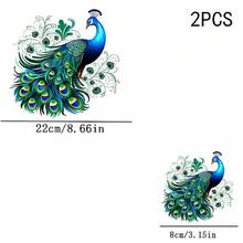 1/2/3件可水洗熱轉印熨燙貼布，新中式風格彩繪青綠孔雀印花，寶藍色頭頸部配分層鱗片狀羽毛，長尾覆蓋經典黃綠藍眼花紋羽毛，周圍環繞捲曲藤蔓與散落羽毛眼圖案，優雅國風動物圖案，適用於國風女裝T恤、旗袍配件、帆布袋、枕頭DIY、乙烯基衣物熨燙貼紙 - 多色 - 查看 4